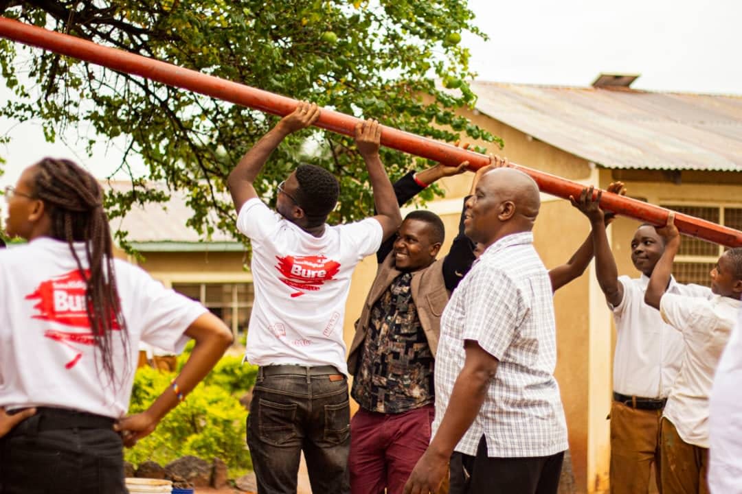Raising the mast in connecting schools